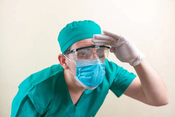 Ricerca Medico Chirurgo Tuta Chirurgo Verde Occhiali Alla Ricerca Qualcosa — Foto Stock