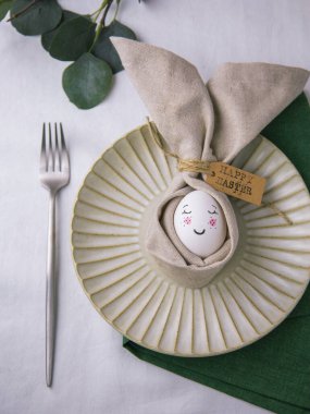 Paskalya masa dekorasyonu. Paskalya boyalı yumurta. Tavşancık. Sevimli ve komik. Paskalya sofrası. İskandinav tarzı. El yapımı. Yapı