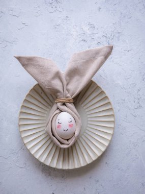 Paskalya masa dekorasyonu. Paskalya boyalı yumurta. Tavşancık. Sevimli ve komik. Paskalya sofrası. İskandinav tarzı. El yapımı. Yapı