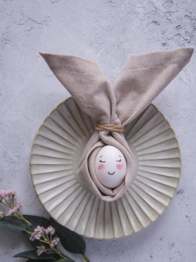 Paskalya masa dekorasyonu. Paskalya boyalı yumurta. Tavşancık. Sevimli ve komik. Paskalya sofrası. İskandinav tarzı. El yapımı. Yapı