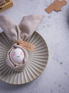 Paskalya masa dekorasyonu. Paskalya boyalı yumurta. Tavşancık. Sevimli ve komik. Paskalya sofrası. İskandinav tarzı. El yapımı. Yapı