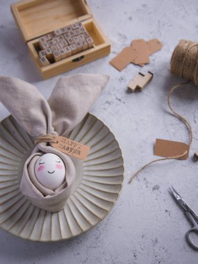 Paskalya masa dekorasyonu. Paskalya boyalı yumurta. Tavşancık. Sevimli ve komik. Paskalya sofrası. İskandinav tarzı. El yapımı. Yapı