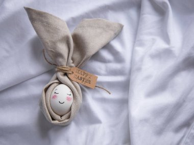 Paskalya masa dekorasyonu. Paskalya boyalı yumurta. Tavşancık. Sevimli ve komik. Paskalya sofrası. İskandinav tarzı. Minimalist. Asgari Paskalya dekorasyonu