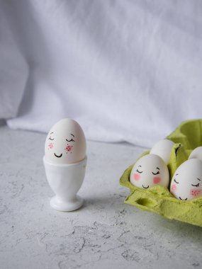 Yüzleri olan komik Paskalya yumurtaları. Şirin. Boyalı yumurtalar. Çocuk sanatı. El yapımı ve el işi.