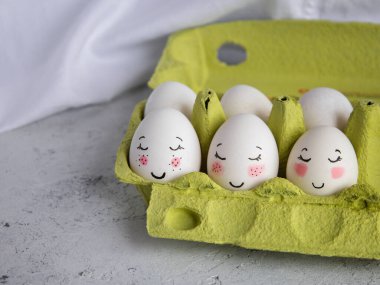 Yüzleri olan komik Paskalya yumurtaları. Şirin. Boyalı yumurtalar. Çocuk sanatı. El yapımı ve el işi.