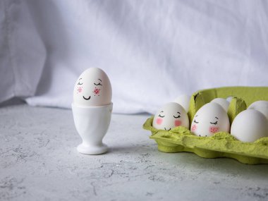 Yüzleri olan komik Paskalya yumurtaları. Şirin. Boyalı yumurtalar. Çocuk sanatı. El yapımı ve el işi.