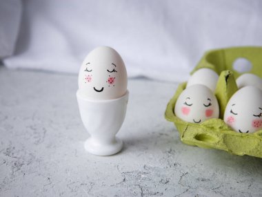 Yüzleri olan komik bir Paskalya yumurtası. Şirin. Boyalı yumurtalar. Çocuk sanatı. El yapımı ve el işi.