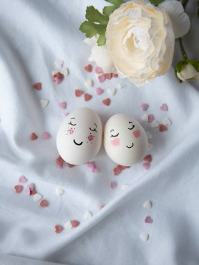 Komik yumurtalar. Paskalya. Paskalya boyalı yumurta. Tavşancık. Sevimli ve komik. Paskalya sofrası. El yapımı. Çocuklar el işi. Kalpler. Aşk