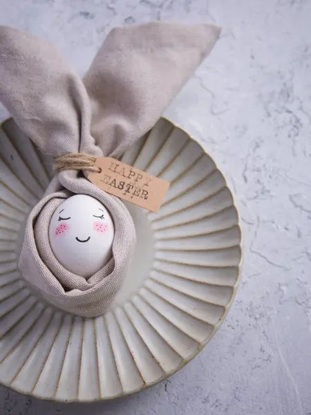 Paskalya masa dekorasyonu. Paskalya boyalı yumurta. Tavşancık. Sevimli ve komik. Paskalya sofrası. İskandinav tarzı. El yapımı. Yapı