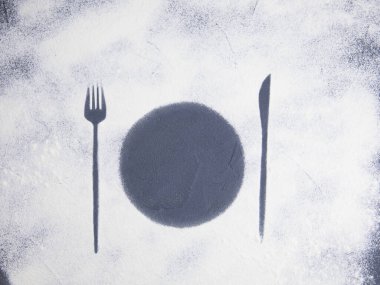 Mutfak masası arka planında un, çatal, tabak ve bıçak izleri var. Masa ayarı. Soyut mutfak geçmişi. Un deseni 