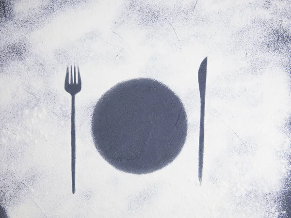 Mutfak masası arka planında un, çatal, tabak ve bıçak izleri var. Masa ayarı. Soyut mutfak geçmişi. Un deseni 