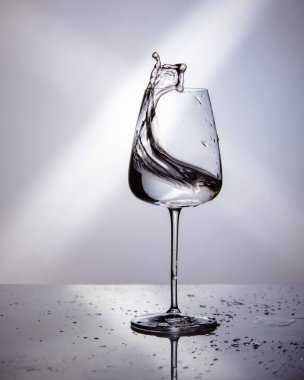 Şarap kadehinde güzel bir su damlası