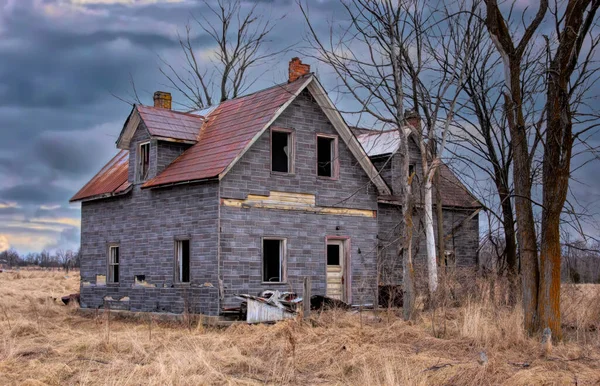 Ein Altes Verlassenes Gruselig Aussehendes Haus Frühling Auf Einem Bauernhof — Stockfoto