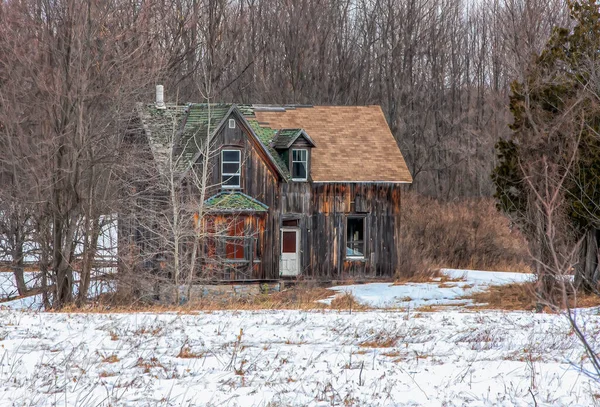 Ein Altes Verlassenes Gruselig Aussehendes Haus Winter Auf Einem Bauernhof — Stockfoto