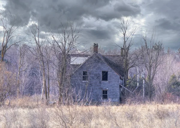 Old Abandoned Spooky Looking House Spring Farm Yard Rural Canada — Zdjęcie stockowe
