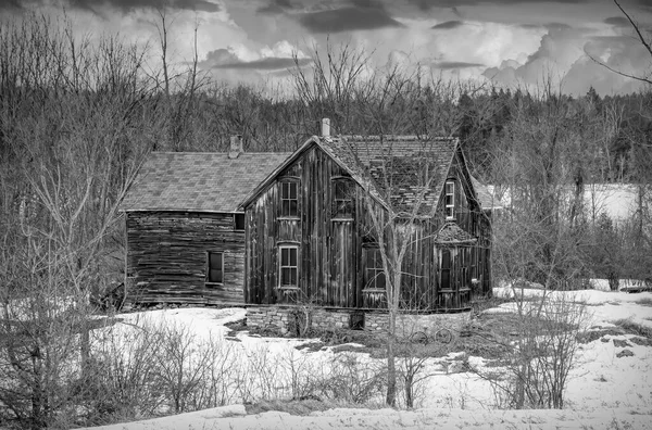 Old Black White Abandoned Spooky Looking House Winter Farm Yard — Zdjęcie stockowe