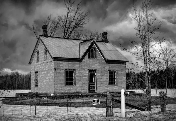 Una Vieja Casa Espeluznante Abandonada Blanco Negro Primavera Patio Rural — Foto de Stock