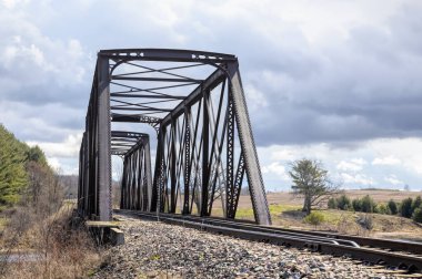 Eski demir demiryolu köprüsü 1893 'te inşa edildi Mississippi nehrinden geçen bahar Galetta, Ontario, Kanada' da