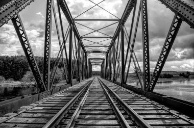 Eski demir demiryolu köprüsü 1893 'te inşa edildi Mississippi nehrinden geçen bahar Galetta, Ontario, Kanada' da