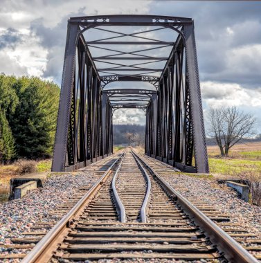 Eski demir demiryolu köprüsü 1893 'te inşa edildi Mississippi nehrinden geçen bahar Galetta, Ontario, Kanada' da