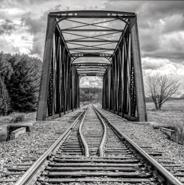 Eski demir demiryolu köprüsü 1893 'te inşa edildi Mississippi nehrinden geçen bahar Galetta, Ontario, Kanada' da