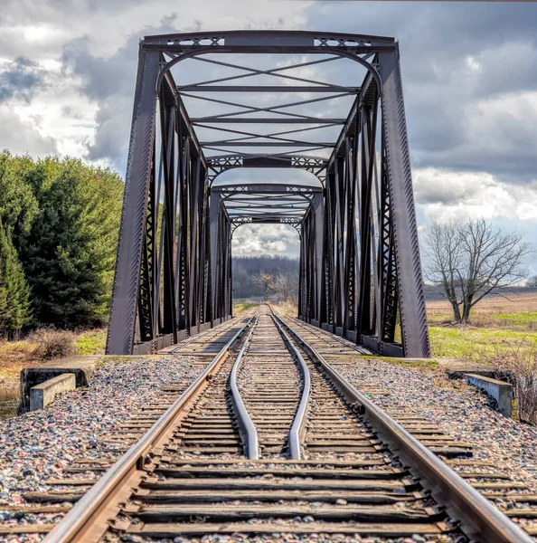 Eski demir demiryolu köprüsü 1893 'te inşa edildi Mississippi nehrinden geçen bahar Galetta, Ontario, Kanada' da