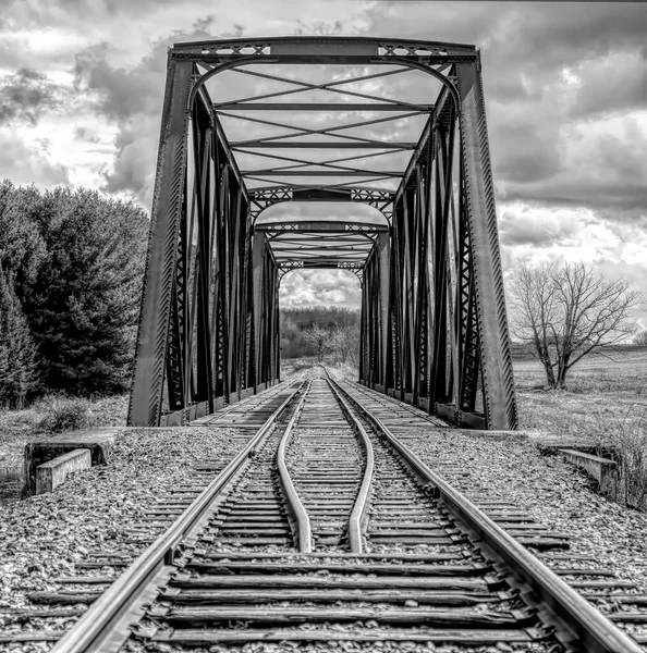 Eski demir demiryolu köprüsü 1893 'te inşa edildi Mississippi nehrinden geçen bahar Galetta, Ontario, Kanada' da