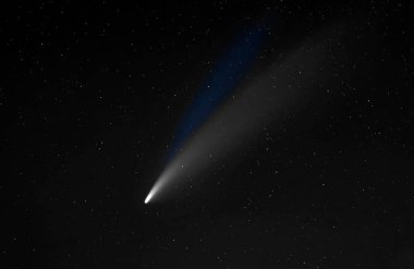 Neowise kuyruklu yıldızı C2020 F3 (NEOWISE) Kanada üzerinde yaz gökyüzünde parlar