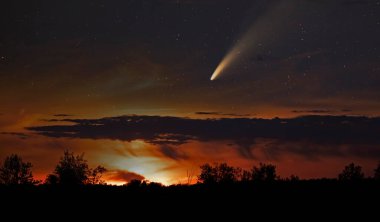 Neowise kuyruklu yıldızı C2020 F3 (NEOWISE) Kanada üzerinde yaz gökyüzünde parlar
