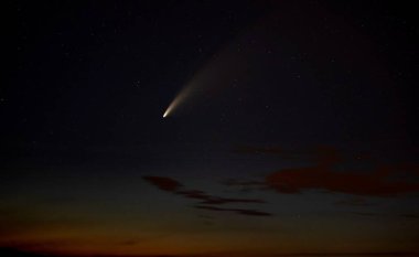 Neowise kuyruklu yıldızı C2020 F3 (NEOWISE) Kanada üzerinde yaz gökyüzünde parlar