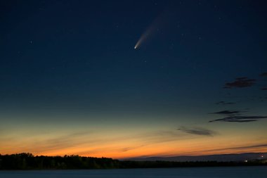 Neowise kuyruklu yıldızı C2020 F3 (NEOWISE) Kanada üzerinde yaz gökyüzünde parlar