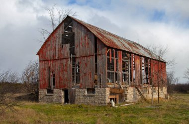Ottawa, Kanada yakınlarındaki 16. karayolu boyunca terk edilmiş eski kırmızı ahır.