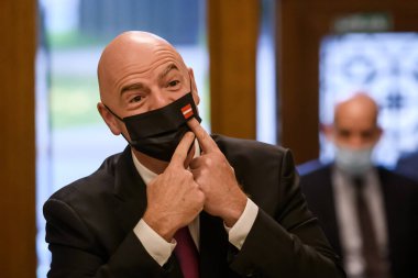 RIGA, LATVIA. 1 Ekim 2021. Gianni Infantino, FIFA Başkanı Letonya Başbakanı Krisjanis Karins ile görüştü.