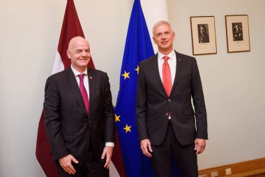 RIGA, LATVIA. 1 Ekim 2021. Gianni Infantino (L) Letonya Başbakanı Krisjanis Karins (R) ile bir araya geldi.