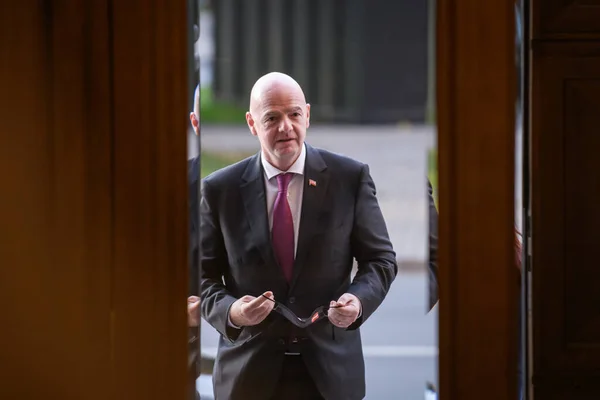 RIGA, LATVIA. 1 Ekim 2021. Gianni Infantino, FIFA Başkanı Letonya Başbakanı Krisjanis Karins ile görüştü.