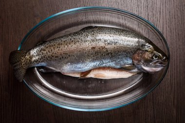 Seçici odak fotoğrafı. Cam kasedeki alabalık balığı. Pişirmeye hazır..