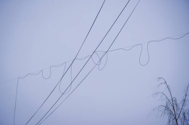 Odak fotoğrafını seç. Havadaki telekomünikasyon ve elektrik kabloları.