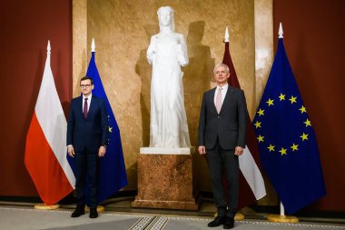 RIGA, LATVIA. 21 Kasım 2021. Polonya Başbakanı Mateusz Morawiecki (L), Letonya Başbakanı Krisjanis Karins (R) ile bir araya geldi.