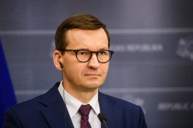 RIGA, LATVIA. 21 Kasım 2021. Mateusz Morawiecki (fotoğrafta), Polonya Başbakanı ve Letonya Başbakanı Krisjanis Karins, toplantı sonrasında düzenledikleri basın toplantısında.