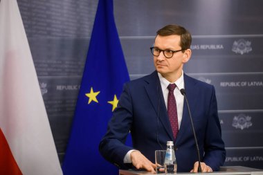RIGA, LATVIA. 21 Kasım 2021. Mateusz Morawiecki (fotoğrafta), Polonya Başbakanı ve Letonya Başbakanı Krisjanis Karins, toplantı sonrasında düzenledikleri basın toplantısında.