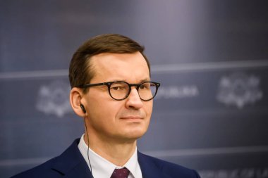 RIGA, LATVIA. 21 Kasım 2021. Mateusz Morawiecki (fotoğrafta), Polonya Başbakanı ve Letonya Başbakanı Krisjanis Karins, toplantı sonrasında düzenledikleri basın toplantısında.