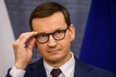 RIGA, LATVIA. 21 Kasım 2021. Mateusz Morawiecki (fotoğrafta), Polonya Başbakanı ve Letonya Başbakanı Krisjanis Karins, toplantı sonrasında düzenledikleri basın toplantısında.