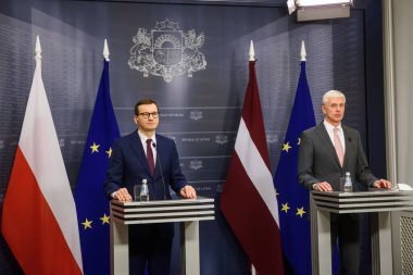 RIGA, LATVIA. 21 Kasım 2021. Letonya Başbakanı Mateusz Morawiecki (L), Polonya Başbakanı Krisjanis Karins (R), toplantı sonrasında düzenlediği basın toplantısında.