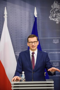 RIGA, LATVIA. 21 Kasım 2021. Mateusz Morawiecki (fotoğrafta), Polonya Başbakanı ve Letonya Başbakanı Krisjanis Karins, toplantı sonrasında düzenledikleri basın toplantısında.