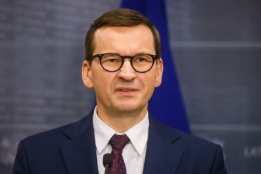 RIGA, LATVIA. 21 Kasım 2021. Mateusz Morawiecki (fotoğrafta), Polonya Başbakanı ve Letonya Başbakanı Krisjanis Karins, toplantı sonrasında düzenledikleri basın toplantısında.