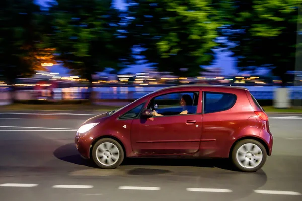 Riga Latvia Julio 2021 Foto Enfoque Selectivo Movimiento Borroso Coche — Foto de Stock