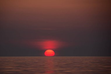 Seçici odak fotoğrafı. Denizin üzerinde güzel gün batımı.