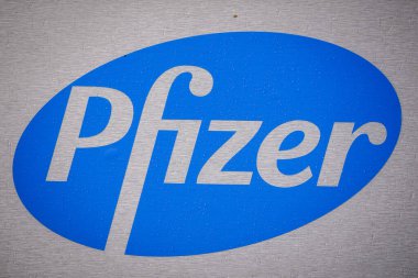 RIGA, LATVIA. 7 Ağustos 2021. Pfizer Şirketi logosu. Pfizer, çok uluslu bir ilaç ve biyoteknoloji şirketidir..