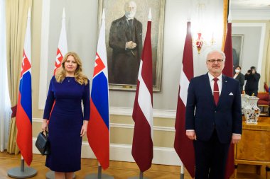 RIGA, LATVIA. 20 Aralık 2021. Slovakya Cumhurbaşkanı Zuzana Caputova (L), Letonya Cumhurbaşkanı Egils Levits (R) ile bir araya geldi..