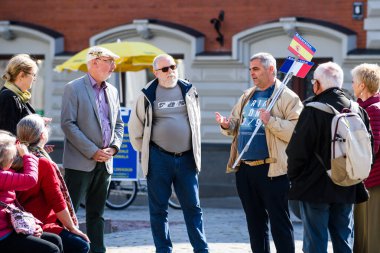 RIGA, LATVIA. 7 Eylül 2021. Riga 'daki turist grubu.